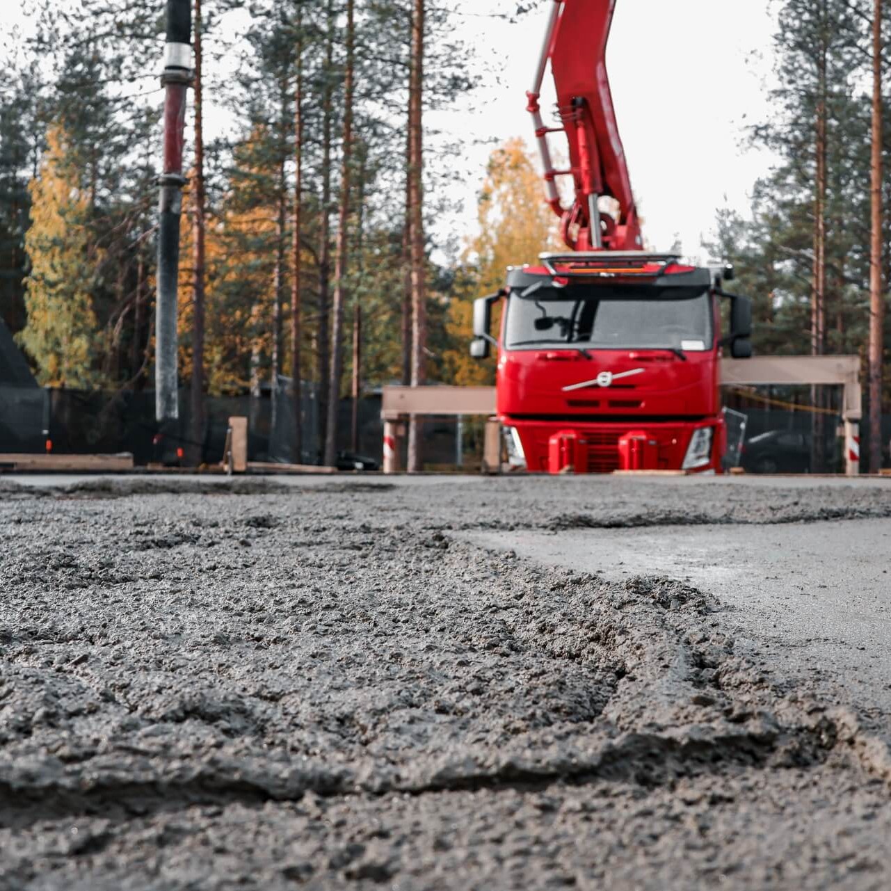 Betonipumppuauto suorittamassa perustusten betonivalua uudisrakennuskohteessa Rovaniemellä.